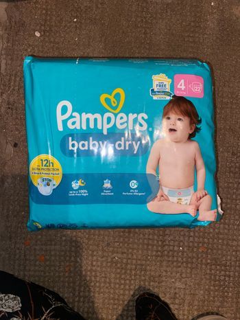 Couches Pampers baby dry taille 4