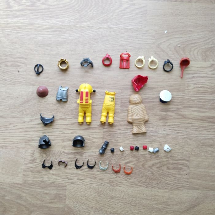 Chapeau , casque et armure playmobil