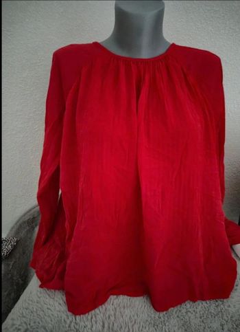 Blouse rouge en excellent état. Taille unique