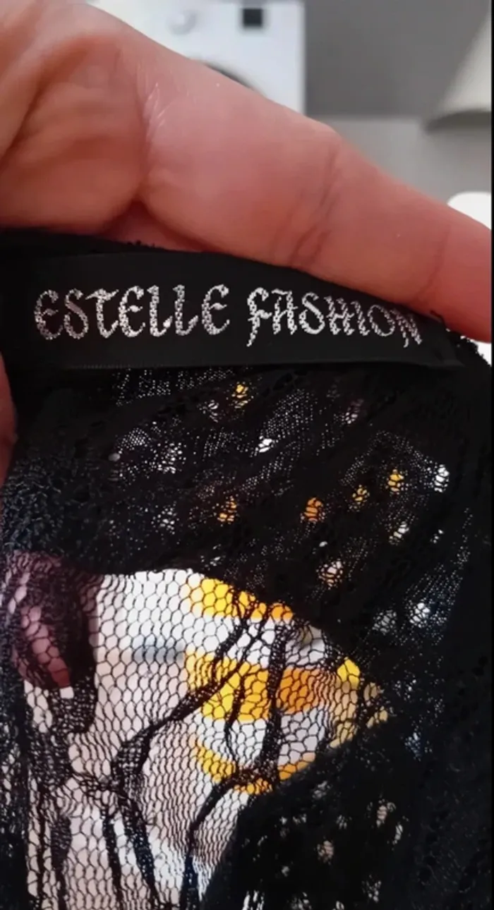 Joli Tee-shirt noir imprimé et ajouré sur l'arrière 36 - photo numéro 6