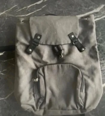 Sac à dos en très bon état longueur 42 cm ,largeur 37 cm