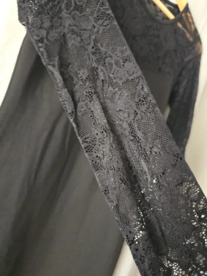 Robe noir avec manches dentelle - photo numéro 3