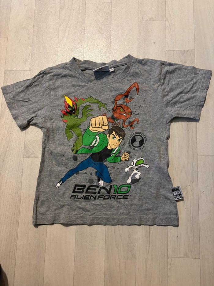 T-shirt gris ben10 4/5 ans manches courtes très bon état