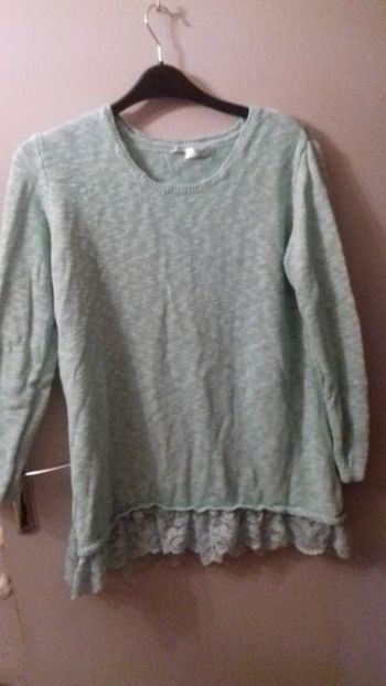 Pull vert amande Taille 44/46. dentelles en bas
