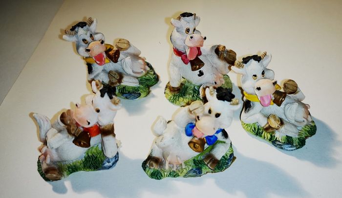 Lot 5 petites figurines vaches drôles