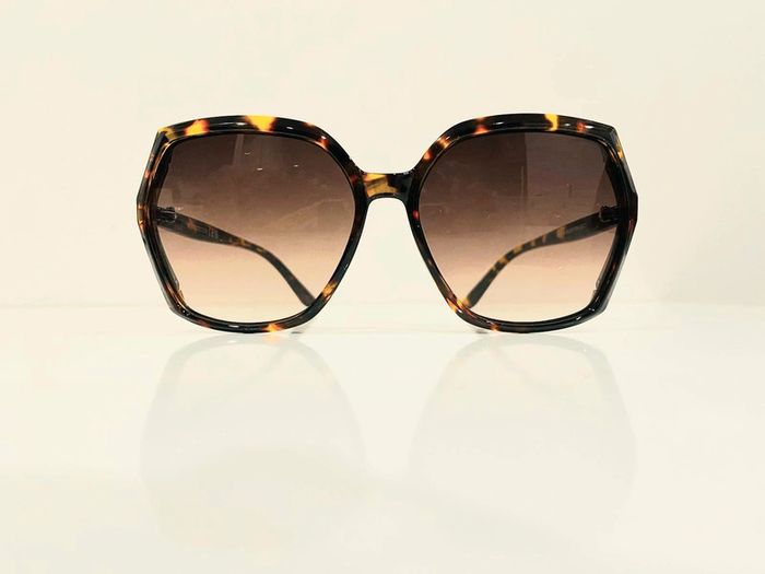 Lunette de soleil femme hexagonale marron léopard et dorée verres dégradés UV protection catégorie 3 - photo numéro 2