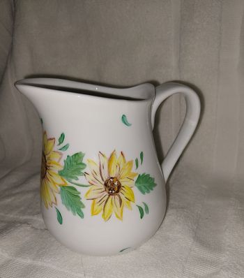 superbe broc carafe pichet signé DMS fait main motif tournesol fleurs