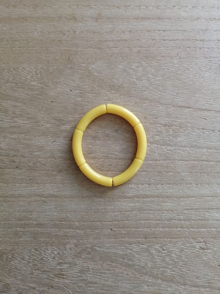 Bracelet élastique perles tubes jaunes neuf