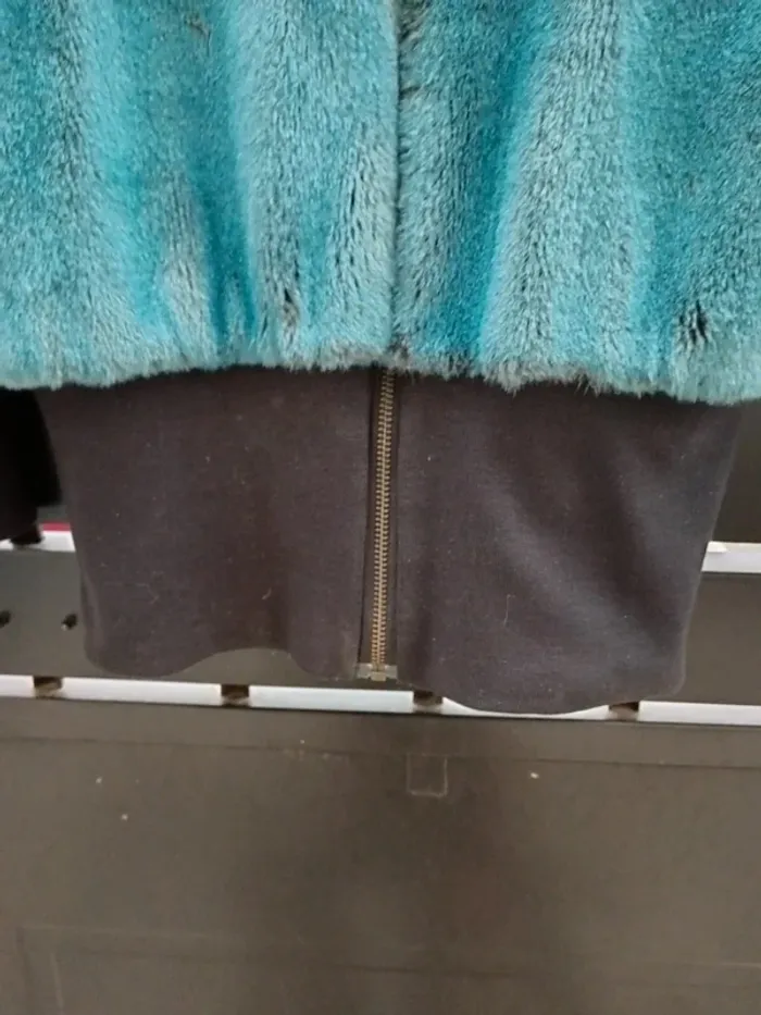 Veste fausse fourrure bleu  Taille S - photo numéro 3