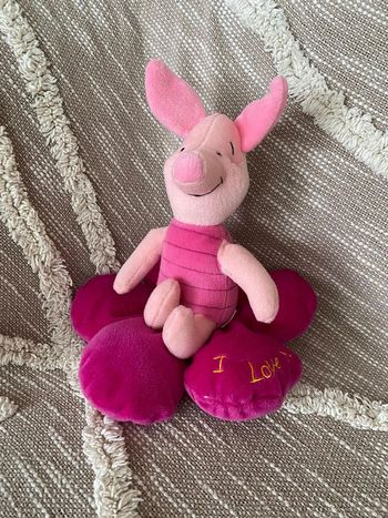 Peluche doudou 25cm Disney Winnie porcinet cochon rose assise sur une fleur très bon état