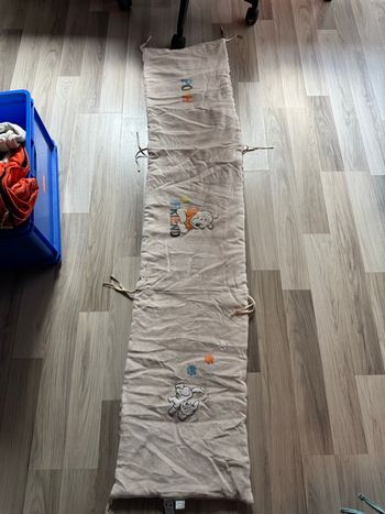 Tour de lit bébé Winnie l’Ourson – complet et doux 