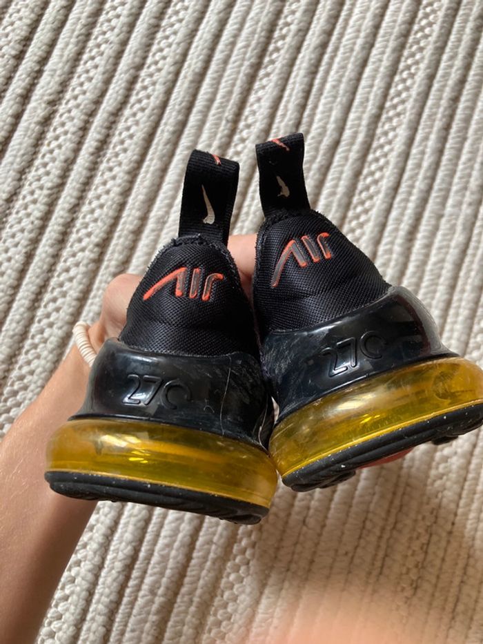 Nike air 270 noires garçon 28,5 très bon état un peu râpées sur le côté - photo numéro 4