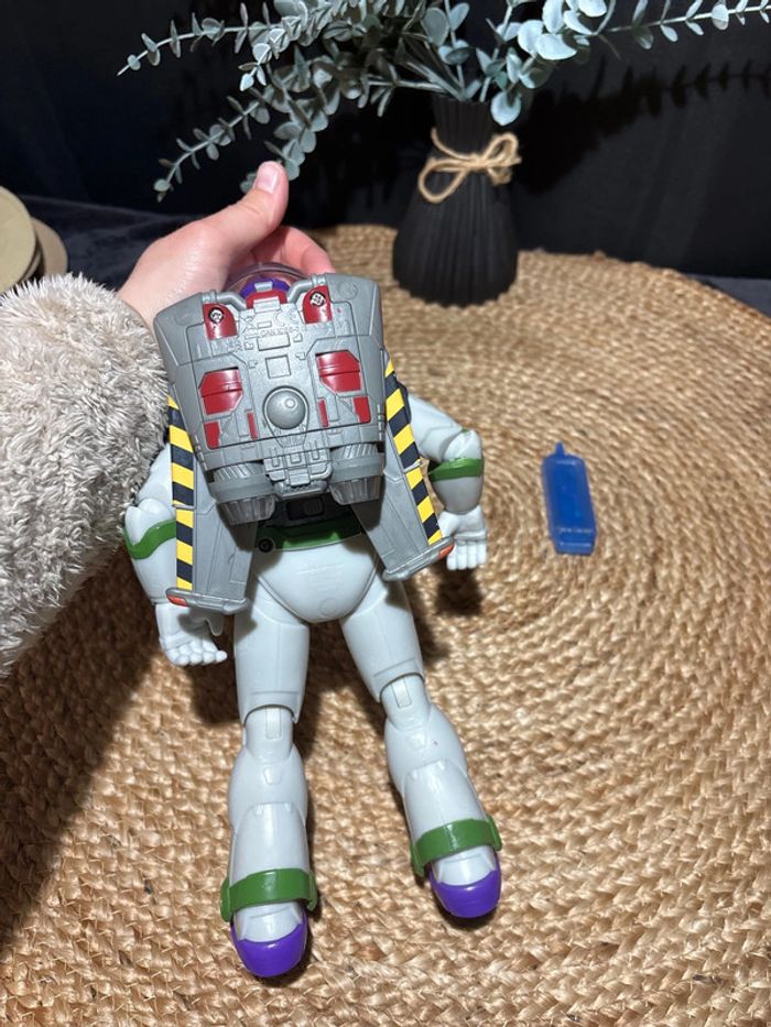 Buzz l’éclair articulée jet pack parlante avec traînée de vapeur 30cm - photo numéro 3