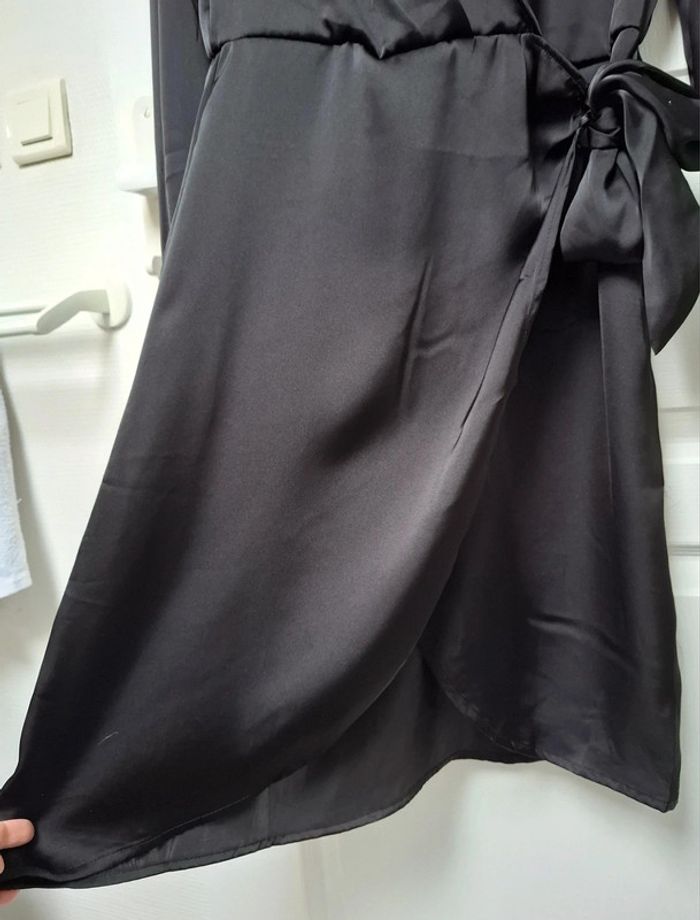 Robe noire satinée marque PIECES taille S - photo numéro 3