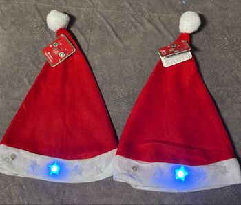 2 bonnets de Noël qui s’allume à led 4/10 ans Neuf
