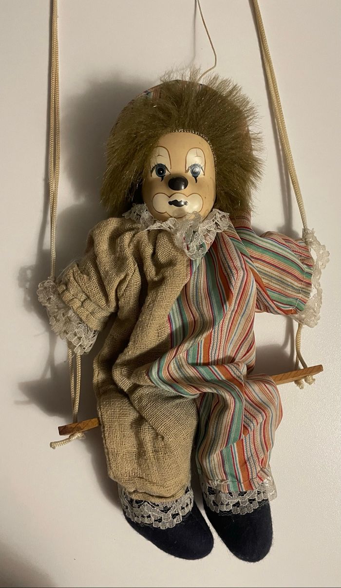 Clown sur balançoire