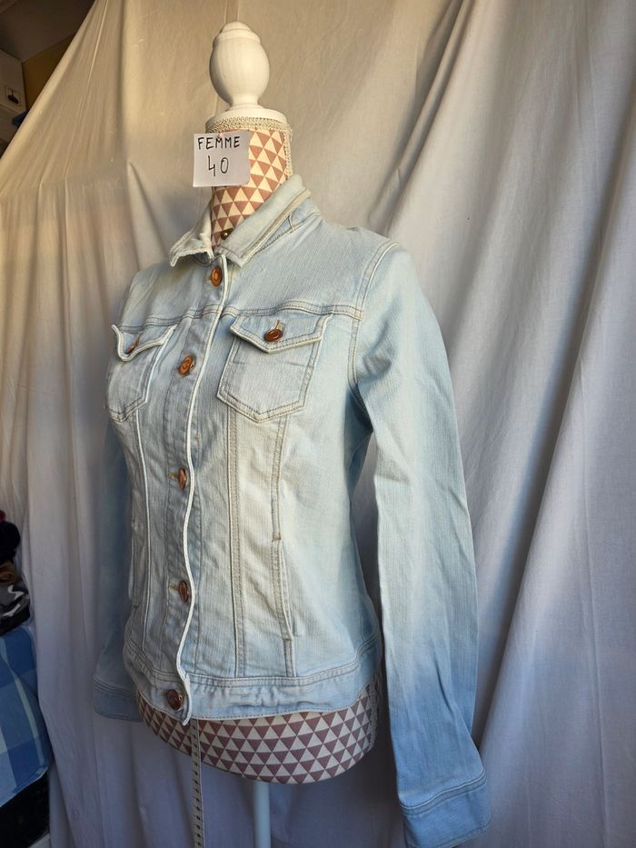 Veste en jean, bleu délavé ,en excellent état, en coton & elasthanne, largeur d'épaule 37cm, largeur sous bras 47cm, longueur 53cm, marque Kiabi = 5€ - photo numéro 2