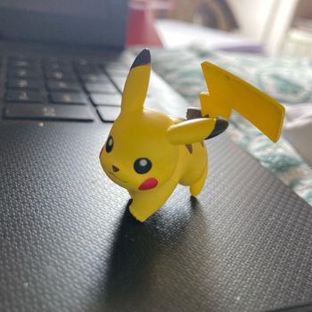 Figurine Pokémon pikachu