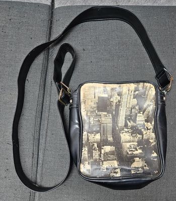 Sacoche.
18x7x22,5cm.