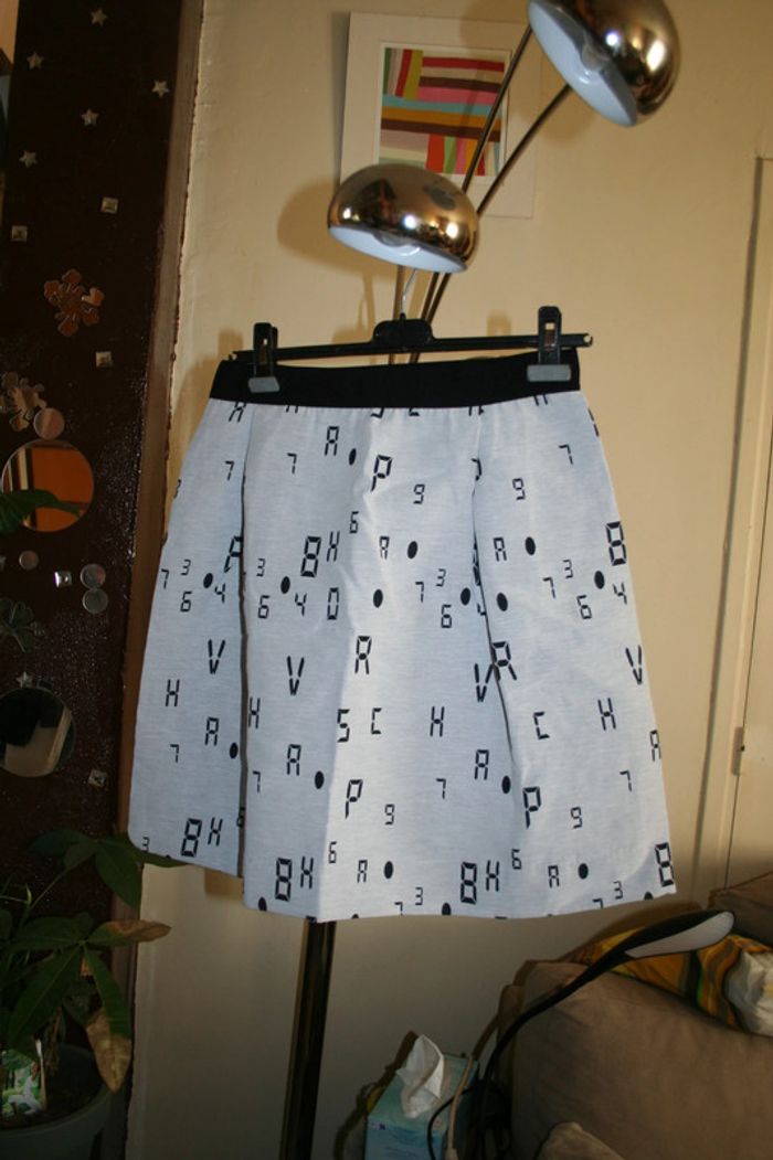 🌸Jupe blanche à motifs noirs Taille 40 "Cop Copine" Neuve 🌸 - photo numéro 4