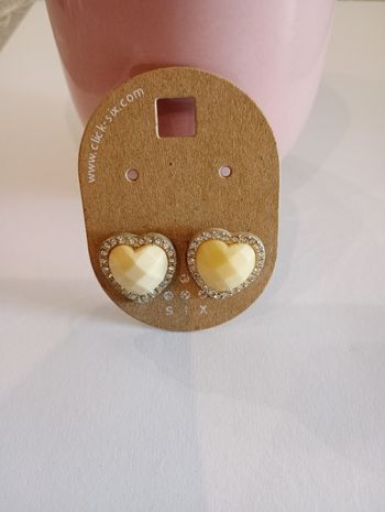 Boucles d'oreille coeur beige strass