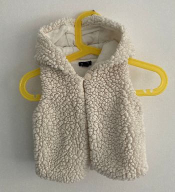 gilet sans manche avec capuche en "moumoute" bébé 6 mois