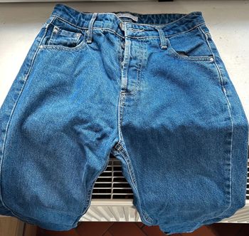 482 - jeans bleu foncé avec braguette à boutons et retaillé