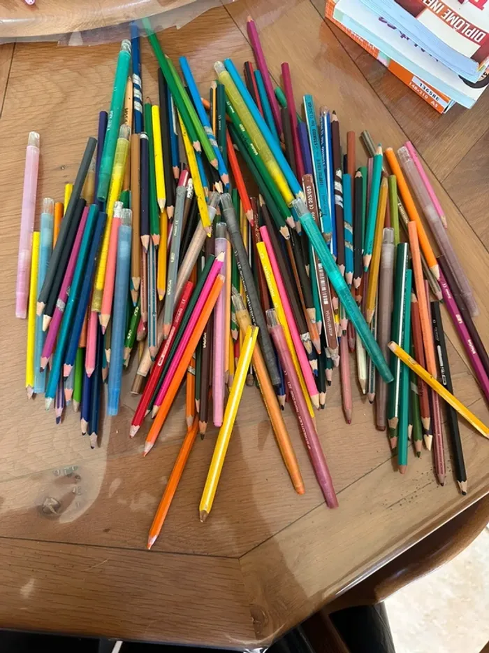 Lot crayons de couleur et feutres