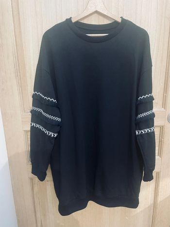Sweat long noir SHEIN taille M avec détails brodés et franges