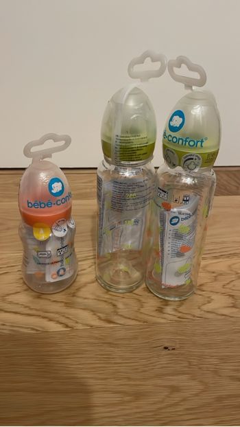 2 biberons en verre et 1 en plastique