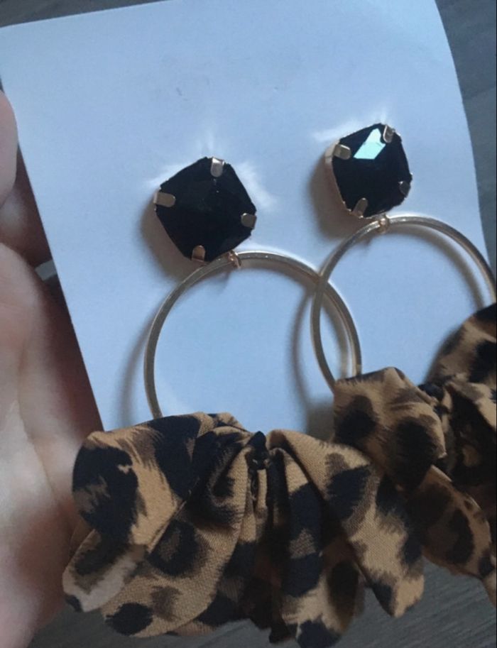 Créoles à froufrous  NEUVES avec étiquette femme couleurs marron et noir - photo numéro 6