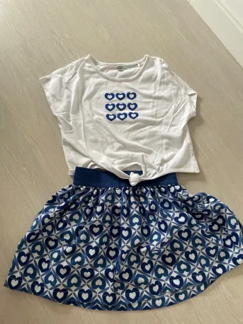 ensemble haut et Jupe bleue 4 ans