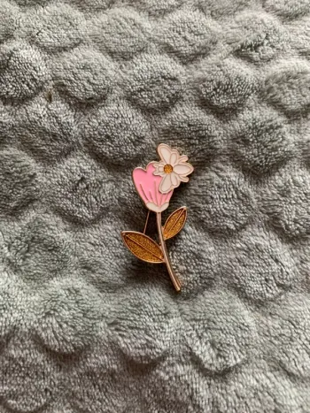 Broche fleurs et papillon 5 cm