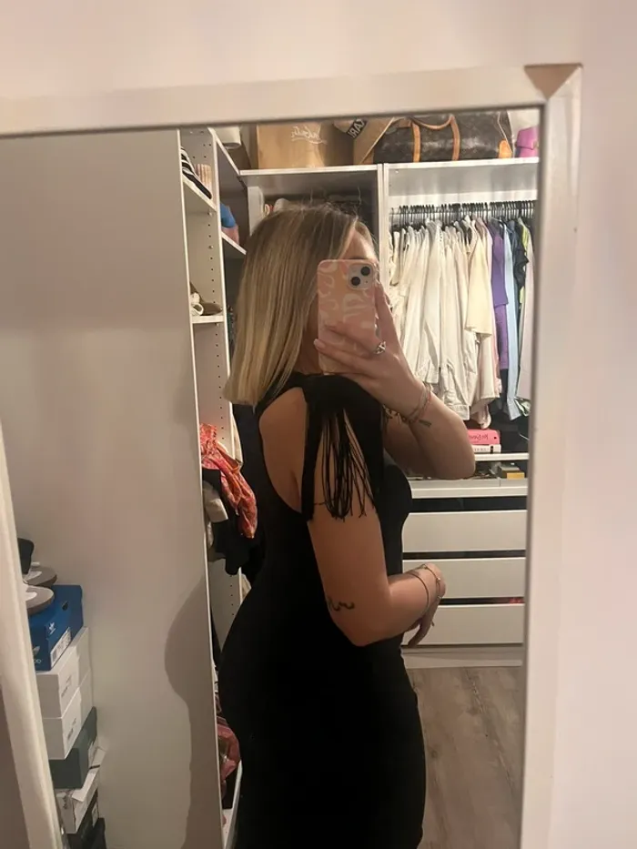 Robe noire épaulette à franges - photo numéro 4