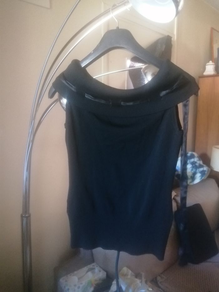 🌸Charmant haut maille noire au col tombant orné d'un liseré satiné "Taille 34/36" 123 " Neuf 🌸 - photo numéro 2