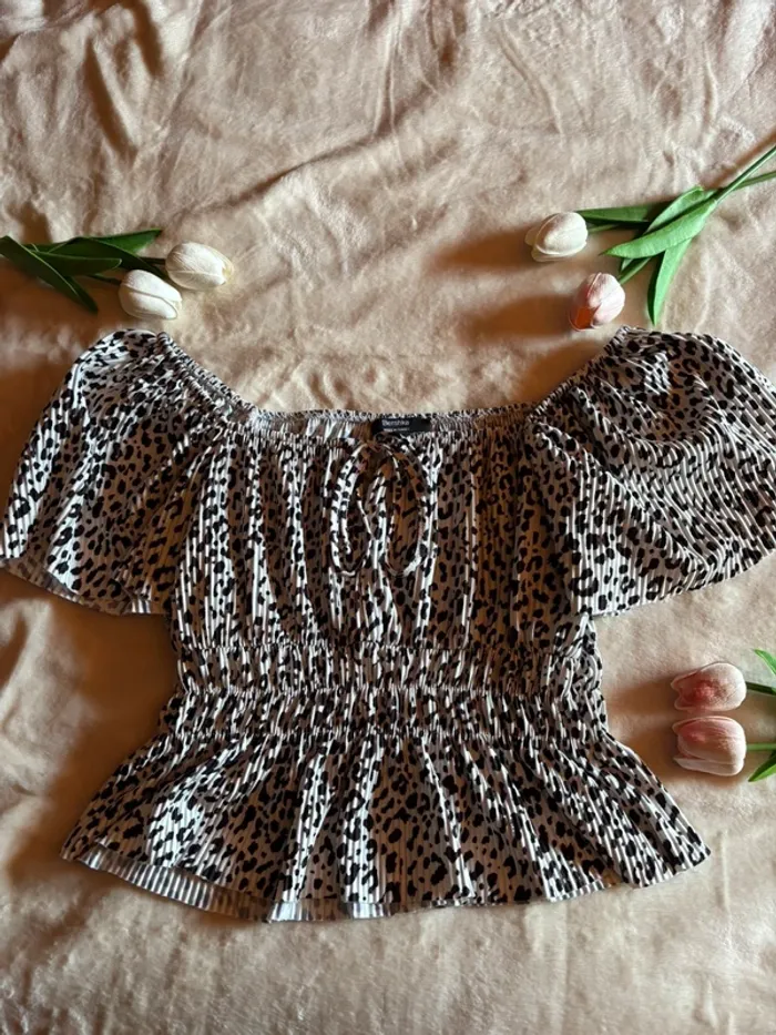 Haut Épaules Dénudées Bershka – Taille S, Noir & Blanc