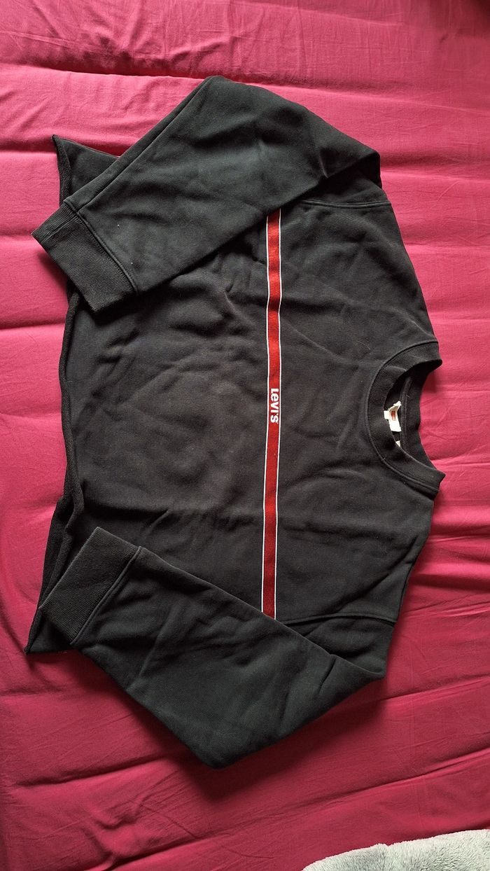 Pull levi's noir et rouge