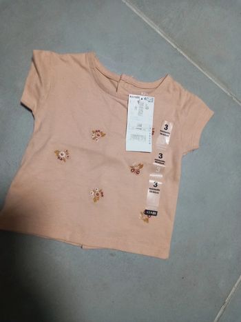 Joli haut neuf 3 mois fille