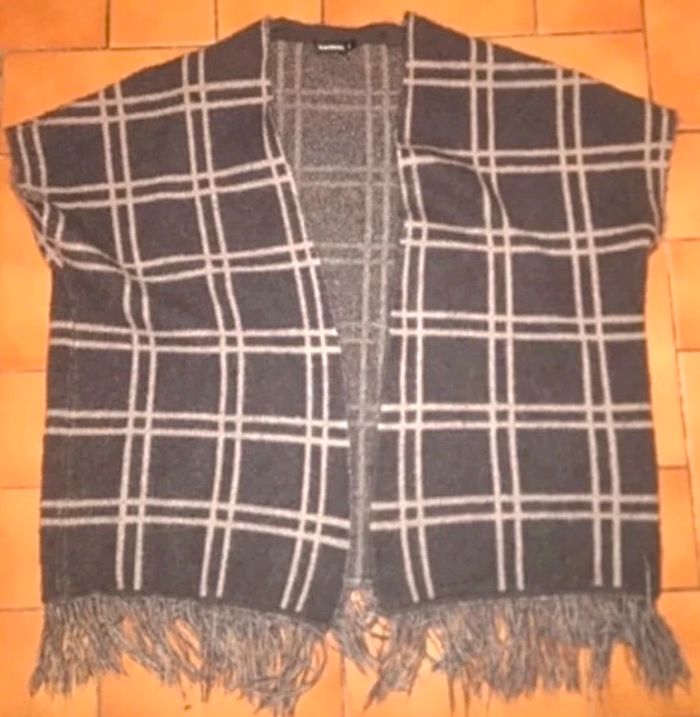 Beau poncho gilet original à carreaux couleur gris et beige taille 10/12 ans avec frange