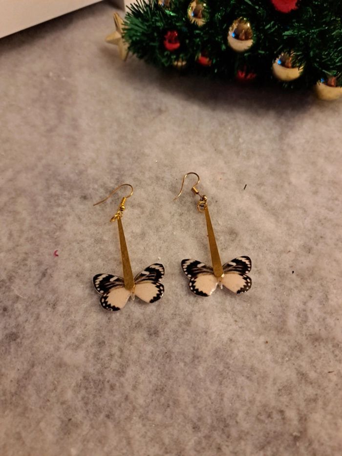Boucles d'oreilles pendante en résine papillons - photo numéro 6