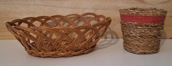 Lot d'une corbeille en osier tressé et d'une corbeille en corde