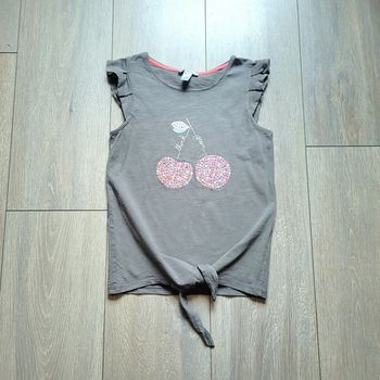 Maillot manche courte vert kaki. Fille 8 ans. Marque Okaidi