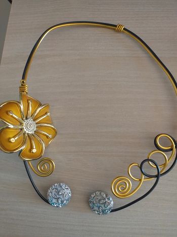 Collier rigide fleur fait main