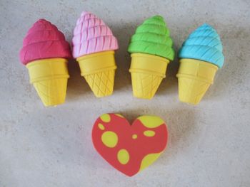 Lot de 4 gommes glaces + 1 gomme cœur