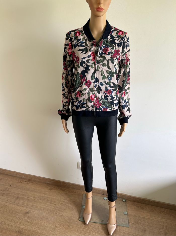 Veste légère fleurie LolaLiza taille M excellent état - photo numéro 3
