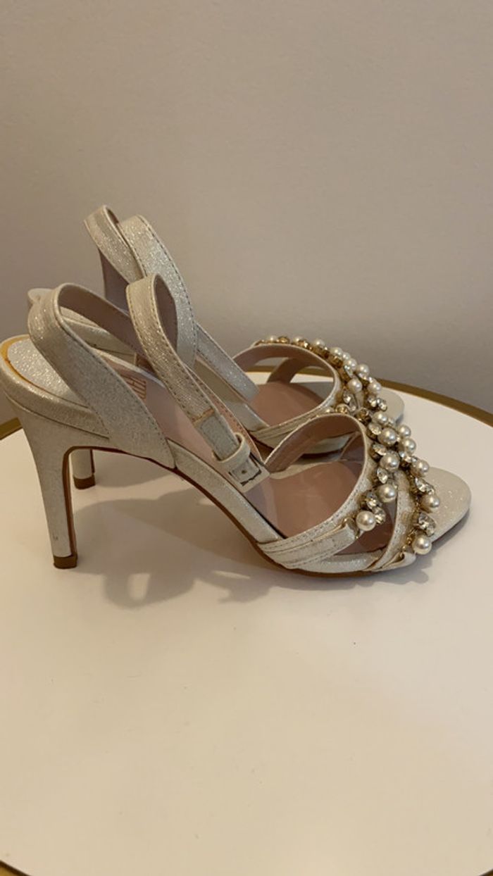Sandales à talons et ornement perle - photo numéro 4