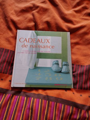 Livre “Cadeaux de naissance” – Catherine Woram – Mango Pratique