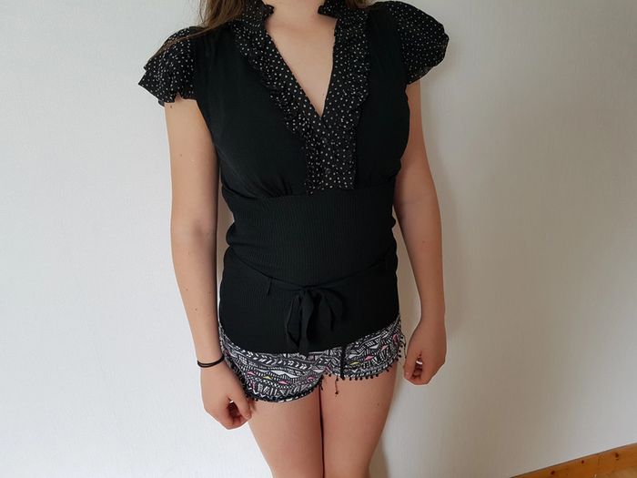 Top noir et pois blanc