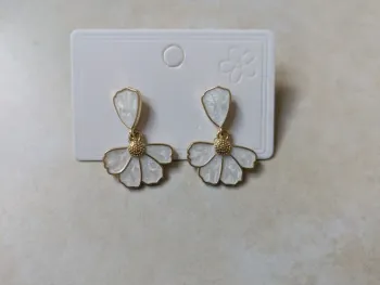 Boucle d'oreilles nacre fleurs neuves