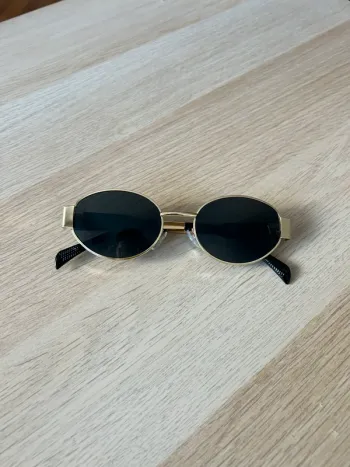 Lunette de soleil dorée en excellent état